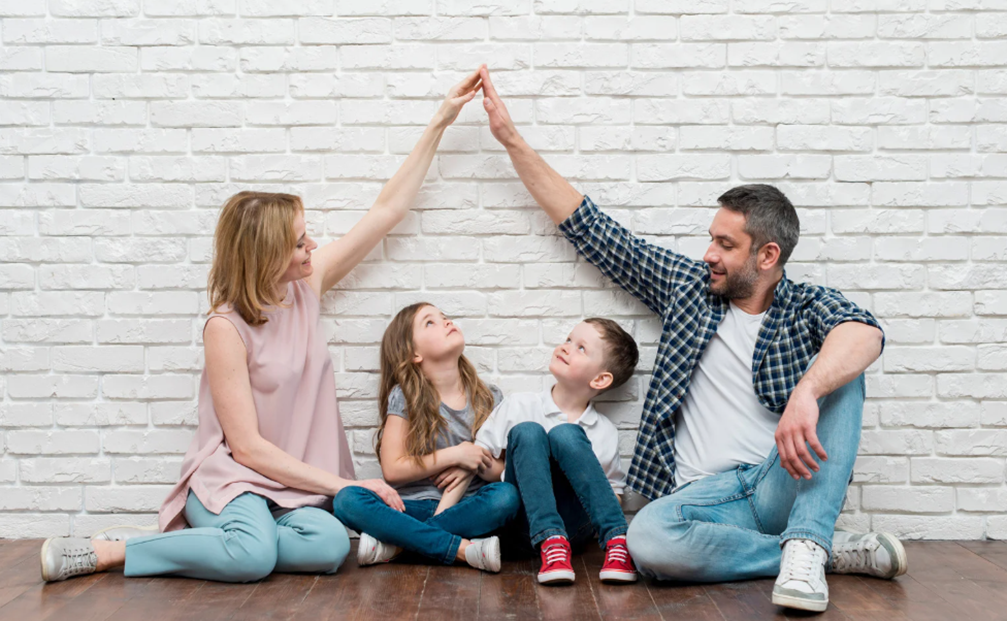 Famiglia davanti a casa resa più sicura grazie al SismaBonus