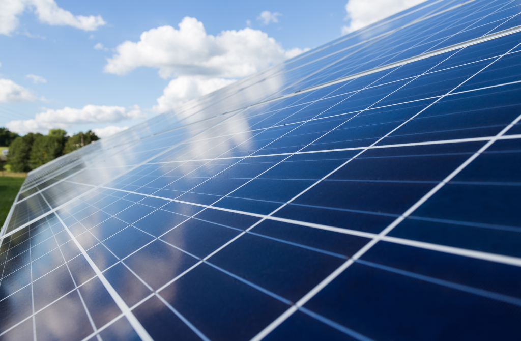 - Dettaglio ravvicinato di un pannello fotovoltaico con celle in silicio ben visibili. Le celle, organizzate in righe, convertono la luce solare in corrente continua grazie all'effetto fotovoltaico.