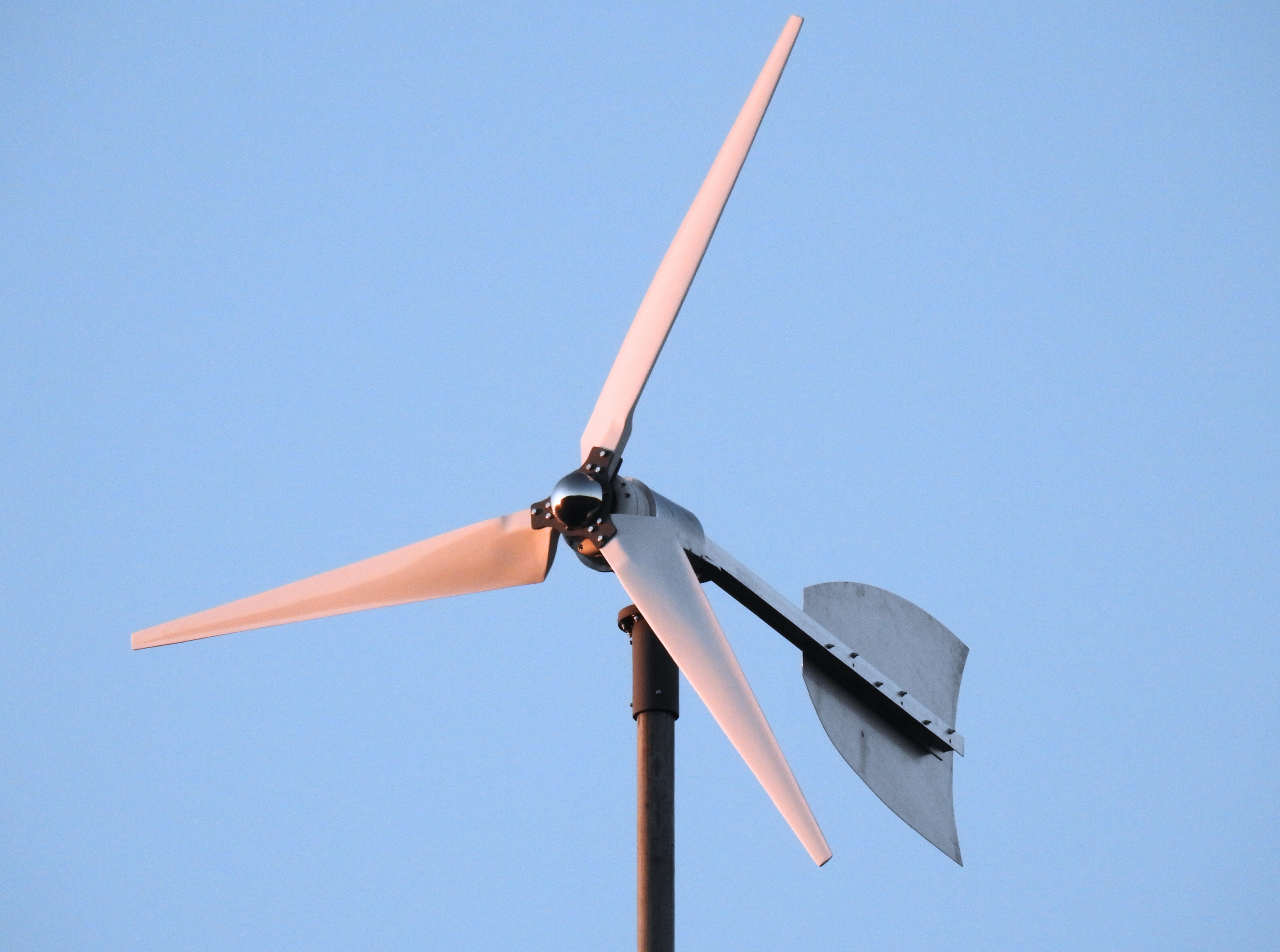 Piccolo aerogeneratore con quattro pale e coda direzionale per la produzione di energia rinnovabile