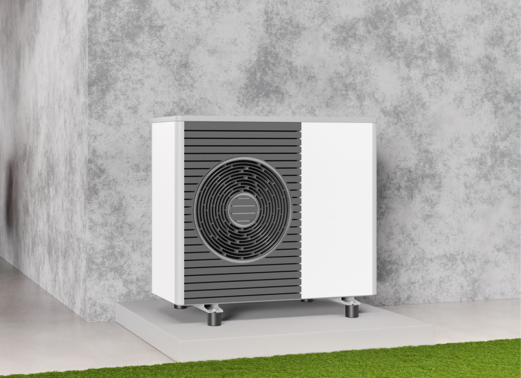 Pompa di calore esterna per caldaia ibrida con compressore e ventilatore, installata in giardino