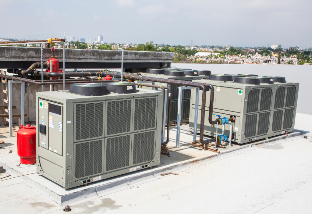 Impianto centralizzato con unità esterna posizionata sul tetto, dampers elettrici per il controllo del flusso d'aria e zonizzazione termica. Sistema ideale per grandi spazi con gestione multi-zona.